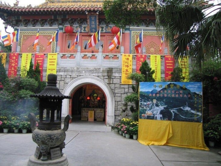 O mosteiro Po Lin, em Hong Kong. Imagem: Wikimedia Commons.