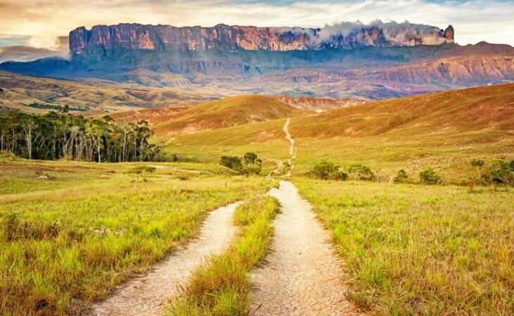 Foto de paisagem com o Monte Roraima ao fundo