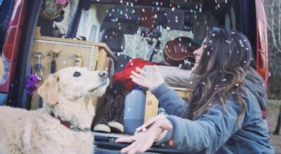 Garota transforma uma van antiga em motorhome e viaja pelo mundo com seu cachorro