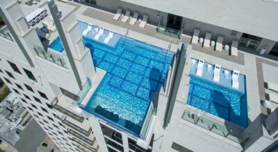 Conheça a piscina com fundo transparente localizada a 152 metros de altura
