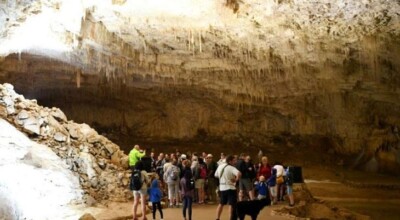 Turistas procuram cavernas para fugir do calor na França