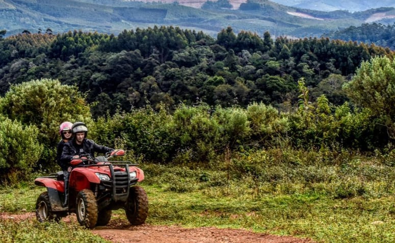 Duas pessoas em cima de um quadriciclo em Monte Verde