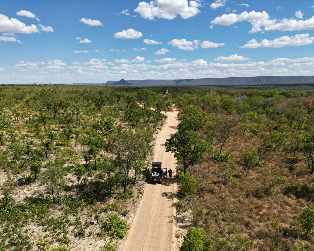 Vista aérea de veículo 4x4 em estrada do Jalapão