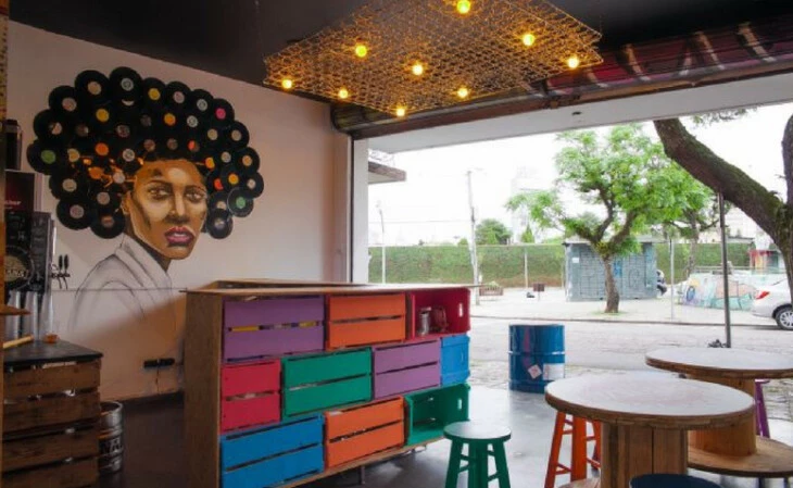 30 bares em Curitiba que você deve conhecer para uma noite divertida