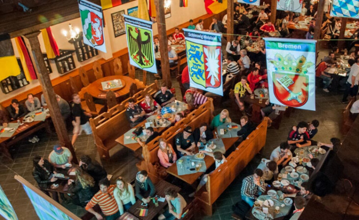 30 bares em Curitiba que você deve conhecer para uma noite divertida