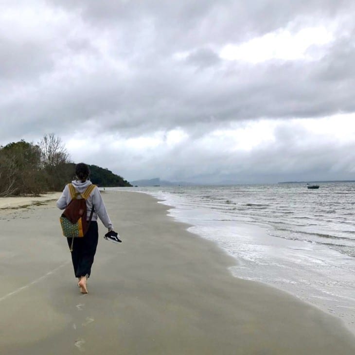 Mulher passeando pela praia