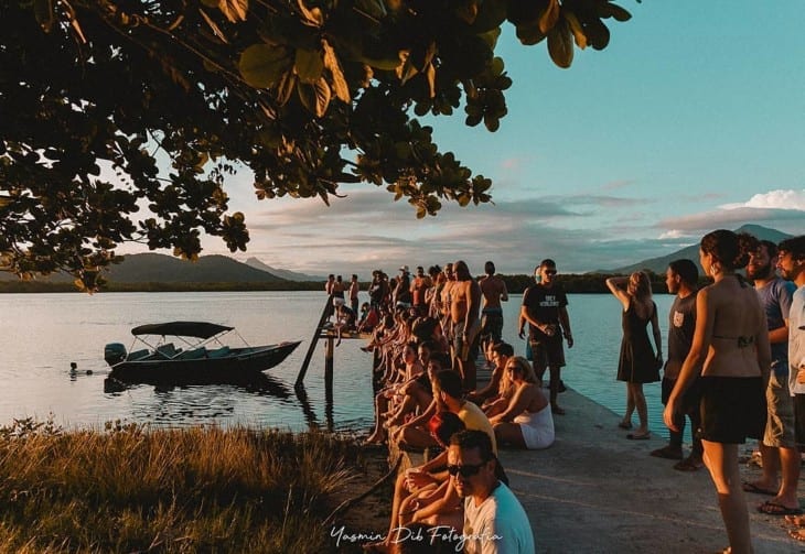 Grupo observa o pôr do Sol