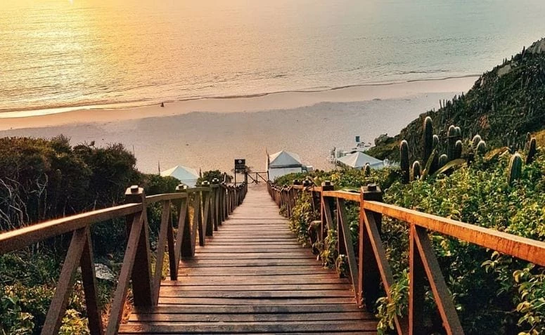 Pontal do Atalaia: guia da terceira praia mais bonita do Brasil