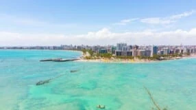 Praia de Ponta Verde: o que fazer nessa bela praia urbana de Maceió