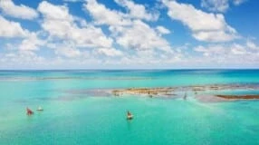 Praia de Pajuçara: apaixone-se pelas piscinas naturais de Maceió