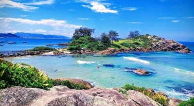 Imagem ilustrativa: Praia da Armação: descubra atrações perfeitas na Ilha da Magia