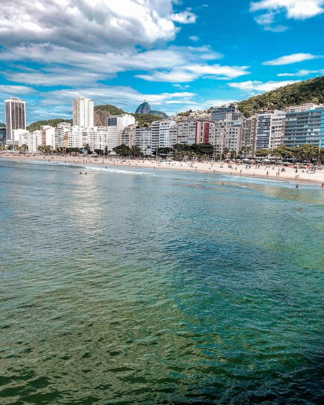 Praia do Leme: o que fazer + fotos da atração da Cidade Maravilhosa