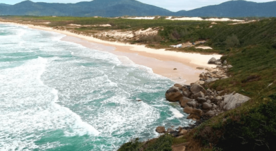 Imagem ilustrativa: 7 passeios na Praia do Moçambique, um destino intocado em Florianópolis
