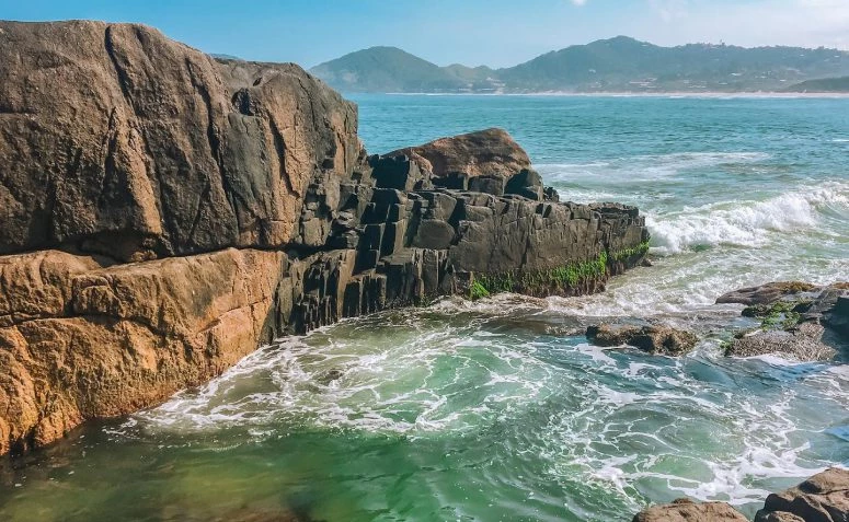 Descubra como encontrar uma piscina natural na praia do rosa