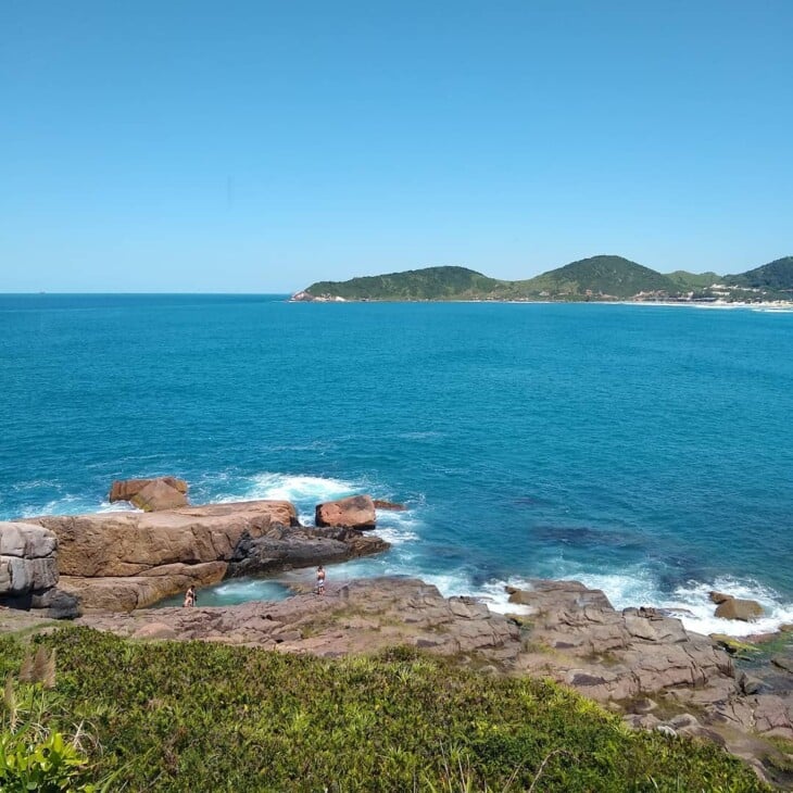 Descubra como encontrar uma piscina natural na praia do rosa