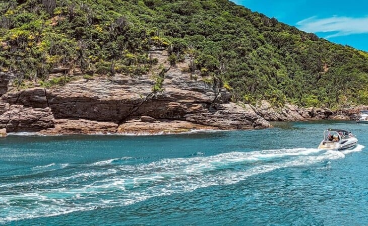 passeio de barco em Cabo Frio