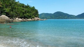 Descanse em meio à beleza natural da Praia da Fortaleza, em Ubatuba – SP