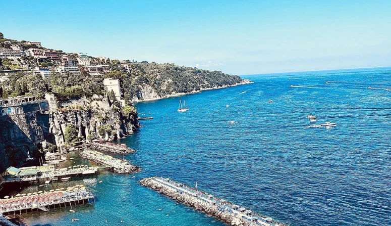 Foto aérea da costa de Sorrento, na Itália