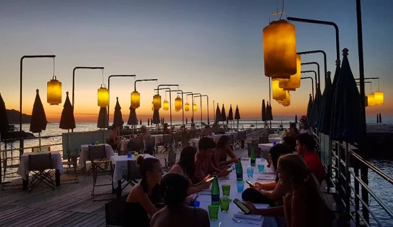 Pôr do sol no Marameo Beach Club em Sorrento, Itália