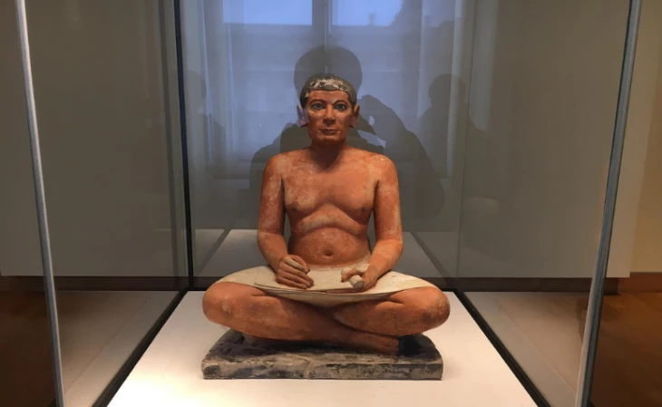 O Escriba Sentado no Museu do Louvre