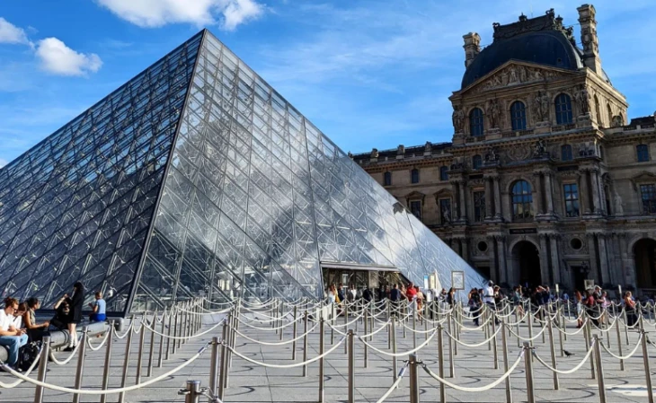 Pirâmides do Louvre