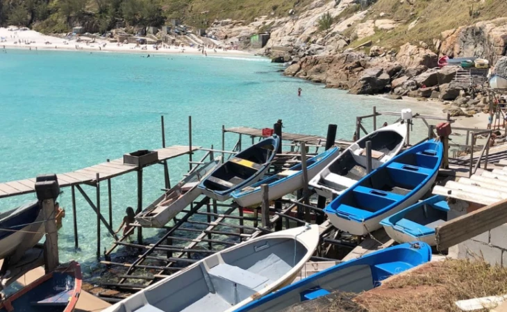 Deck dos pescadores na Praia Grande, em Arraial do Cabo