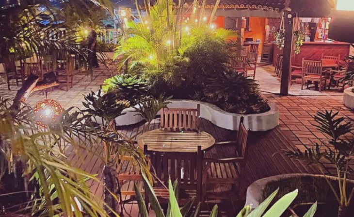 Restaurantes e bares na Praia Grande, em Arraial do Cabo