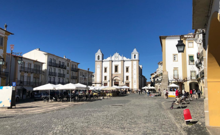 Praça do Giraldo e Igreja de Santo Antão