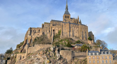 Mont Saint-Michel, um vilarejo medieval perdido na França