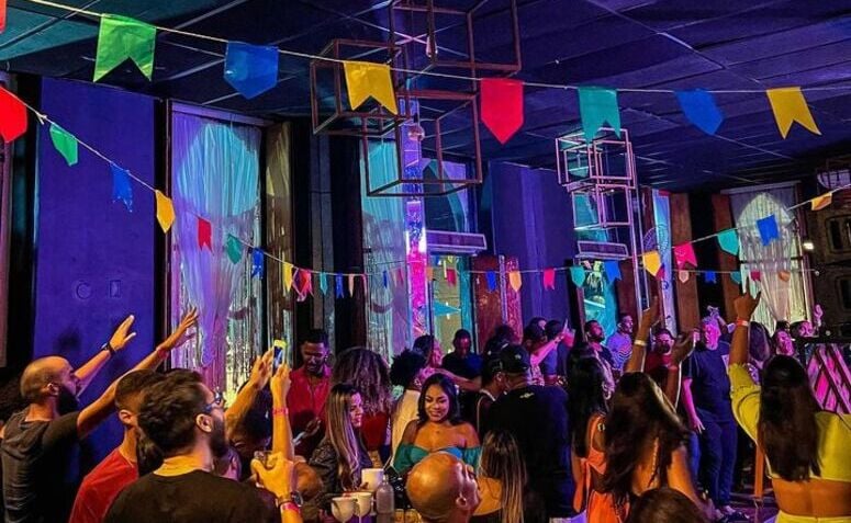 Festa com decoração junina no Show Bar em Salvador