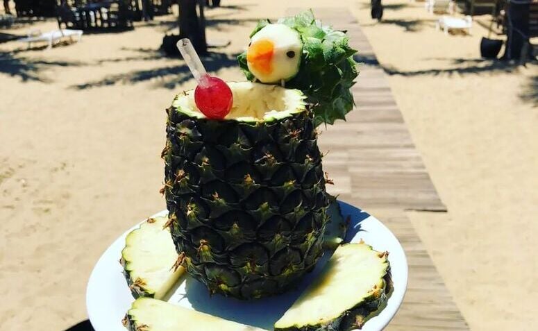 Drink Capeta servido dentro da casca de um abacaxi