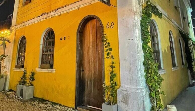 Prédio histórico com fachada amarela na Passarela do Álcool
