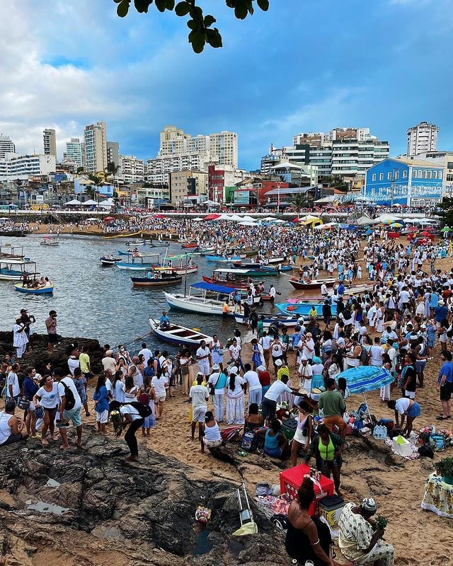 Devotos em procissão para Yemanjá