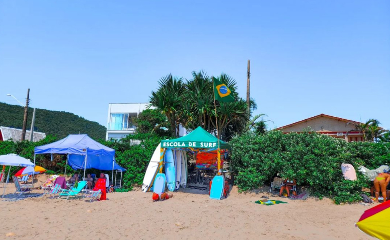 Escola de surfe na Barra da Lagoa