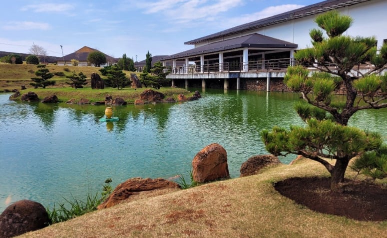 Lago e restaurante do Parque do Japão