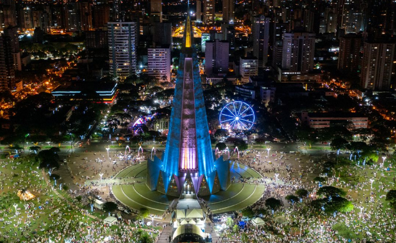 Centro da cidade enfeitado para a Maringá Encantada