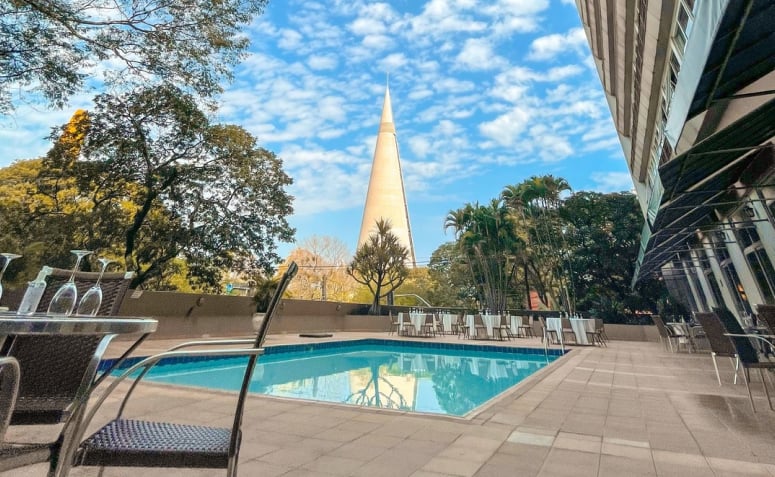 Terraço de hotel com piscina e vista para a Catedral