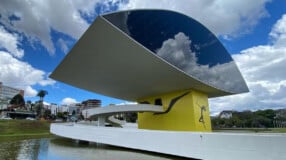 Um passeio pelo Museu Oscar Niemeyer, o maior museu de arte da América Latina