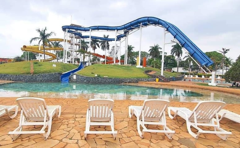 piscina e toboáguas no Solar das Águas Quentes