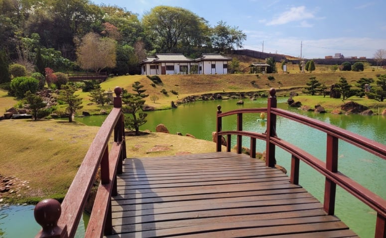 ponte sobre o lago do Parque do Japão