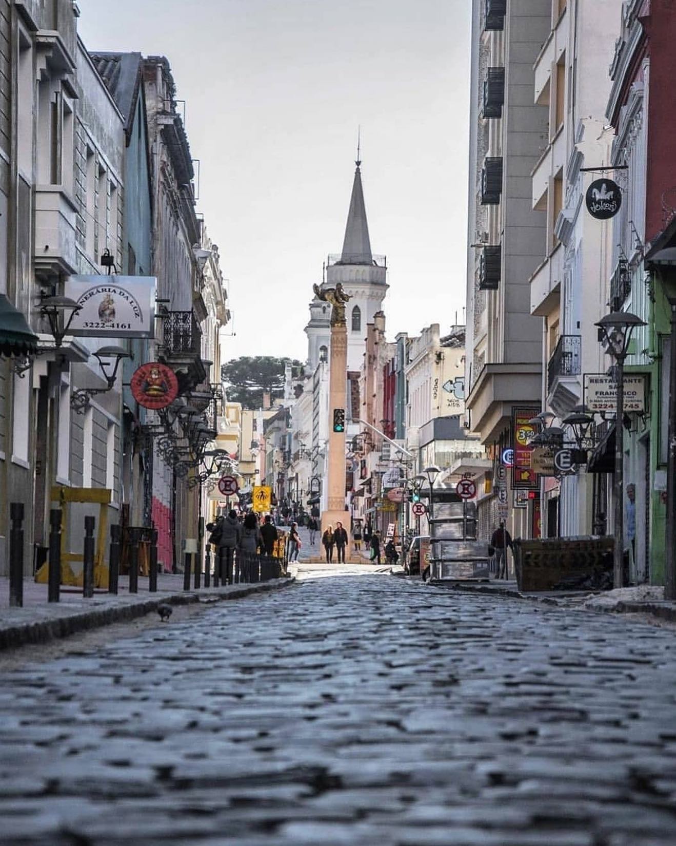 Rua de paralelepípedo no Largo da Ordem em Curitiba