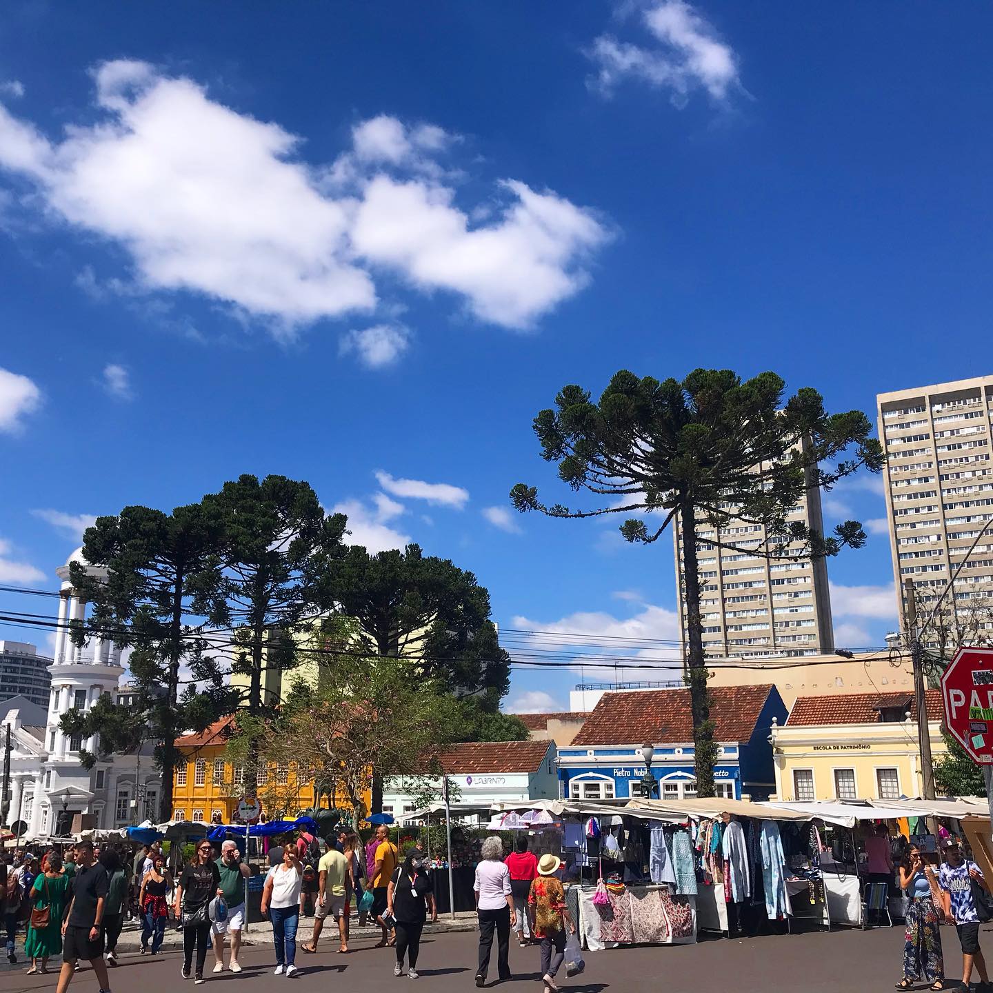 Barraquinhas lado a lado na feira do Largo da Ordem