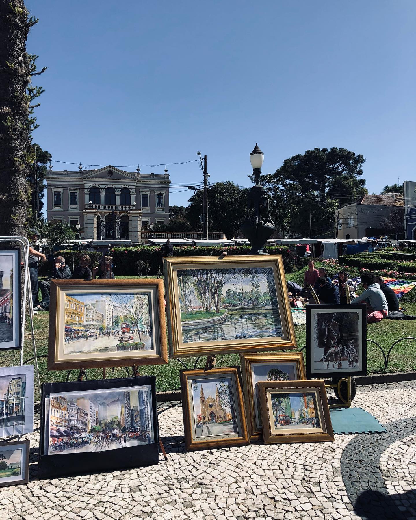 Quadros emoldurados expostos para a venda na feirinha do largo da Ordem