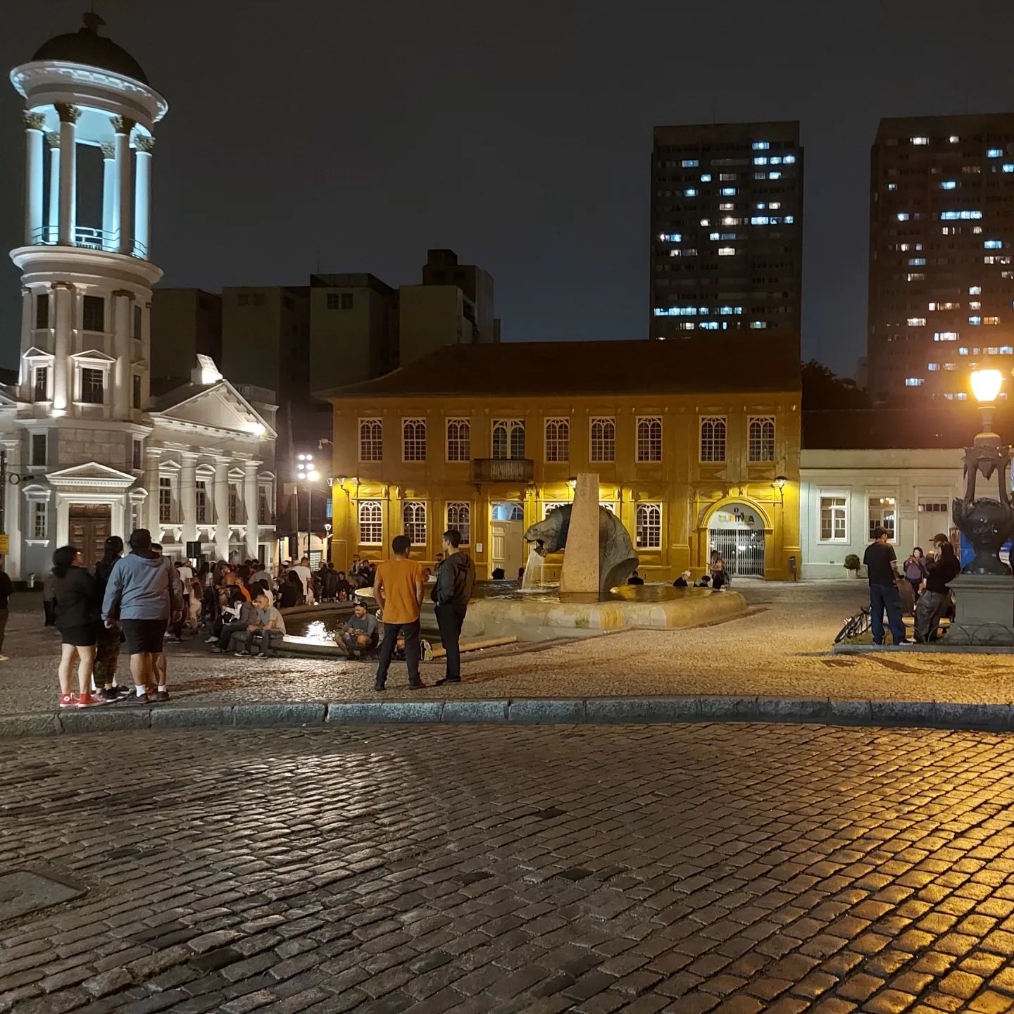 Grupos de amigos reunidos durante a noite no Largo da Ordem