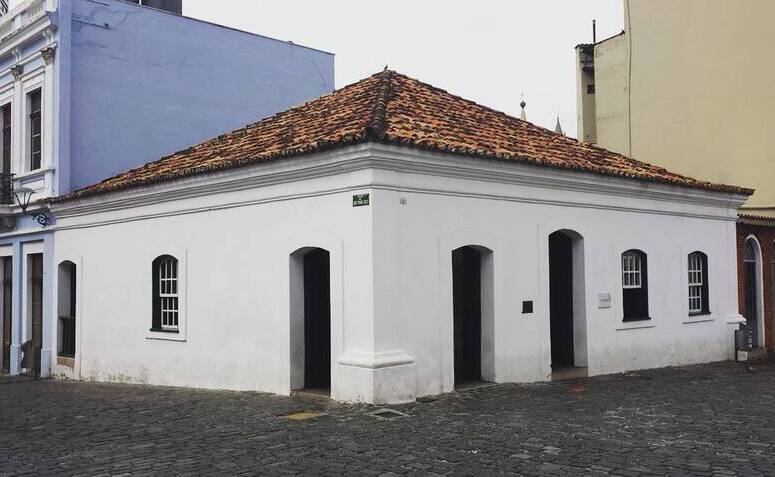 Fachada da Casa Romário Martins no Largo da Ordem de Curitiba
